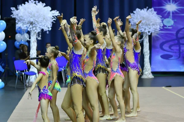 Orenburg, Rússia - 25 de novembro de 2017 ano: meninas competem na ginástica rítmica — Fotografia de Stock