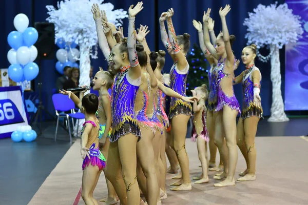 Orenburg, russland - 25. november 2017 jahr: mädchen wetteifern im rhythmischen turnen — Stockfoto