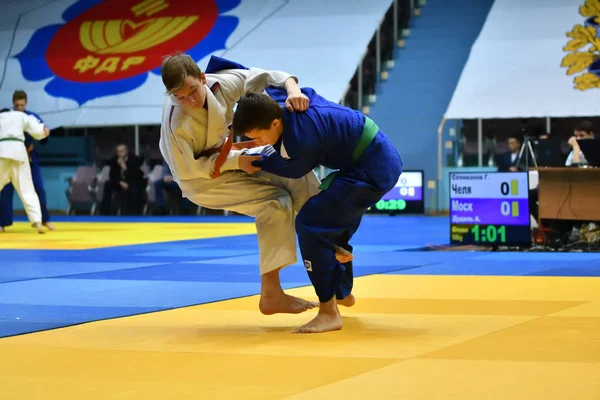 Orenburg, Russia - 21 ottobre 2017: I ragazzi gareggiano nel Judo — Foto Stock