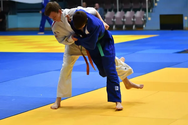 Orenburg, Russia - 21 ottobre 2017: I ragazzi gareggiano nel Judo — Foto Stock