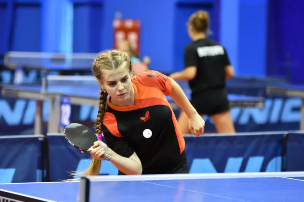 Orenburg, Rusia - 15 de septiembre de 2017 año: chica jugando ping pong — Foto de Stock