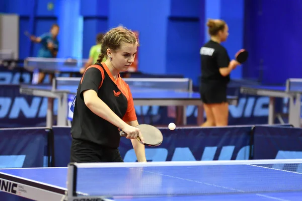 Orenburg, Rusko - 15 září 2017 rok: dívka hraje ping pong — Stock fotografie