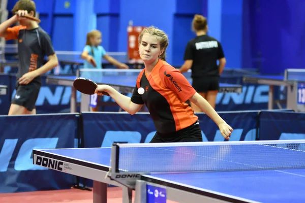 Orenburg, Federacja Rosyjska - 15 września 2017 roku: dziewczyna gry ping pong — Zdjęcie stockowe