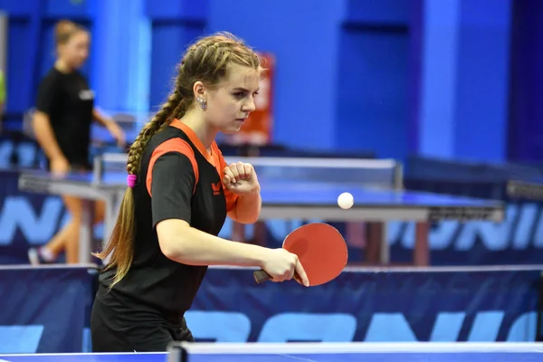 Orenburg, Federacja Rosyjska - 15 września 2017 roku: dziewczyna gry ping pong — Zdjęcie stockowe