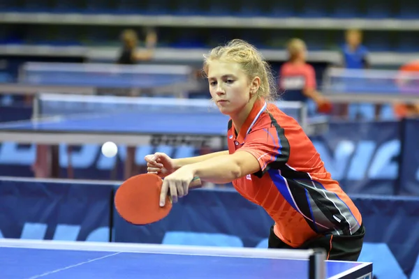 Orenburg, Rusya Federasyonu - 15 Eylül 2017 yıl: Masa Tenisi oynayan kız — Stok fotoğraf
