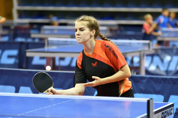 Orenburg, russland - 15. september 2017 jahr: mädchen spielt pingpong — Stockfoto