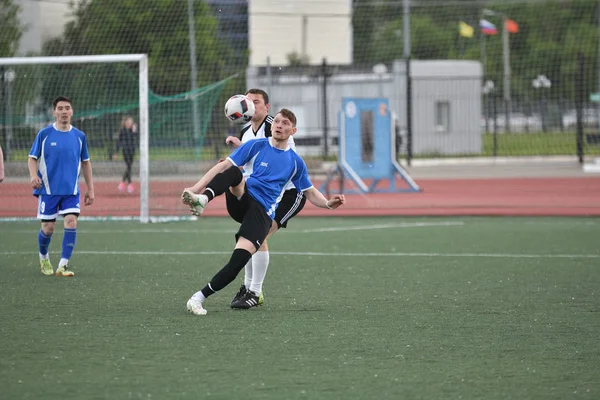 奥伦堡，俄罗斯，2017 年 6 月 8 日年： 男人踢足球 — 图库照片