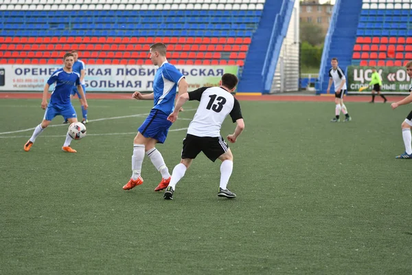 Orenburg, Rusia, 8 de junio de 2017 año: Los hombres juegan fútbol — Foto de Stock