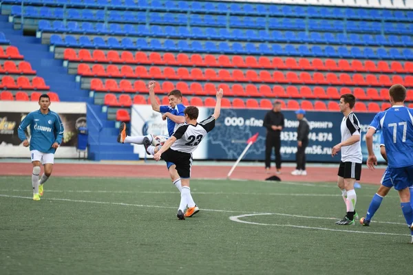 Orenburg, Rusia, 8 de junio de 2017 año: Los hombres juegan fútbol — Foto de Stock