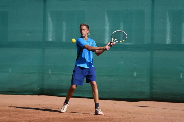 Orenburg, Rusko - 15 srpna 2017 rok: kluci hrají tenis — Stock fotografie