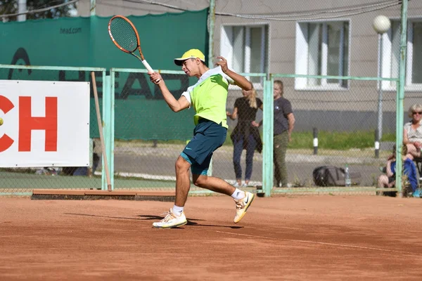 Orenburg, Rusko - 15 srpna 2017 rok: kluci hrají tenis — Stock fotografie