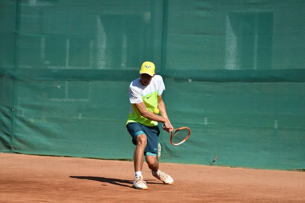 Orenburg, Ryssland - 15 augusti 2017 år: pojkar spelar tennis — Stockfoto