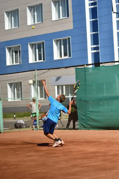 Orenburg, Rússia - 15 de agosto de 2017 ano: Meninos jogando tênis — Fotografia de Stock