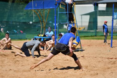 Orenburg, Rusya, 9-10 Haziran 2017 yıl: plaj voleybolu oynarken çocuklar