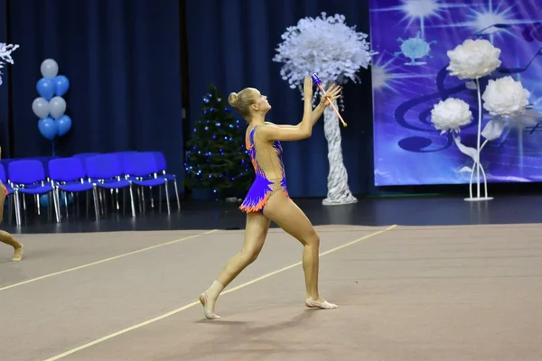 Orenburg, Rússia - 25 de novembro de 2017 ano: meninas competem em ginástica rítmica realizar exercícios com clubes esportivos — Fotografia de Stock