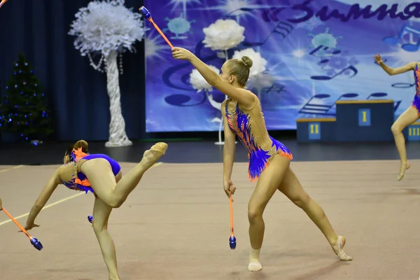 Оренбург, Росія - 25 листопада 2017 року: дівчата змагаються в художньої гімнастики виконувати вправи з спортивних клубів — стокове фото