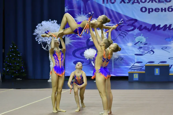 Orenburg, Russia - 25 novembre 2017 anno: le ragazze competono in ginnastica ritmica eseguire esercizi con club sportivi — Foto Stock