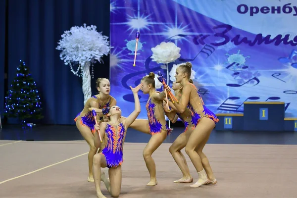 Orenburg, Rusko - 25 listopadu 2017 rok: dívky soutěžit v rytmické gymnastice provádět cvičení se sportovními kluby — Stock fotografie