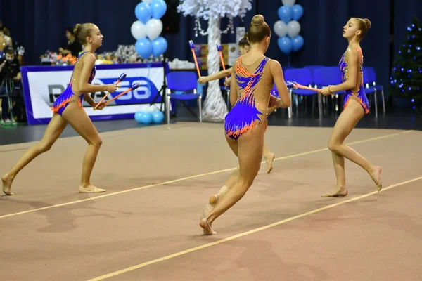 Orenburg, Rusia - 25 de noviembre de 2017 año: las niñas compiten en gimnasia rítmica realizan ejercicios con clubes deportivos —  Fotos de Stock