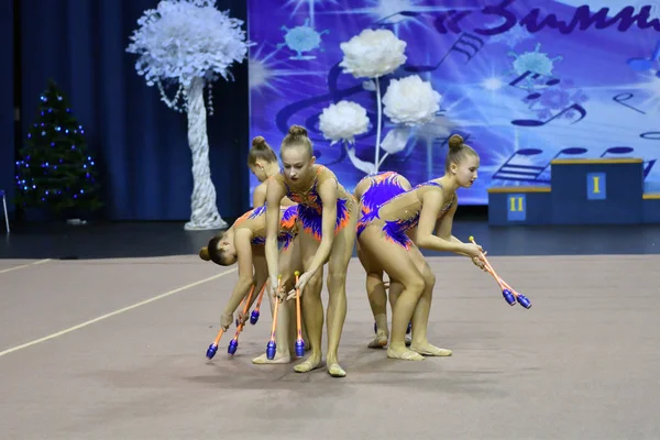Orenburg, Rusia - 25 de noviembre de 2017 año: las niñas compiten en gimnasia rítmica realizan ejercicios con clubes deportivos —  Fotos de Stock
