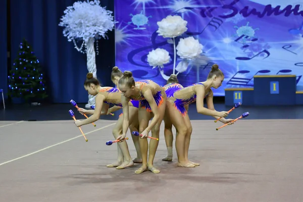 Orenburg, Rusko - 25 listopadu 2017 rok: dívky soutěžit v rytmické gymnastice provádět cvičení se sportovními kluby — Stock fotografie