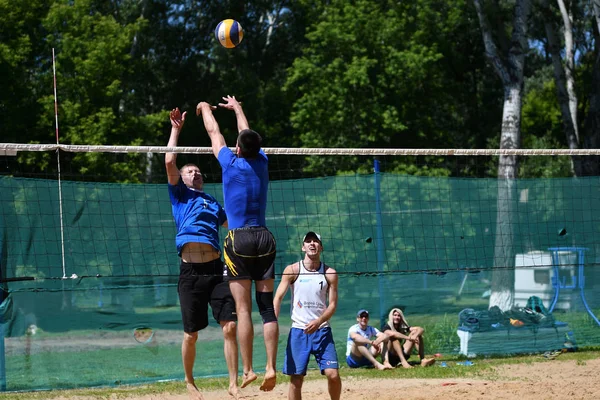 Orenburg, Russia, 9-10 giugno 2017 anno: Ragazzi che giocano a beach volley — Foto Stock