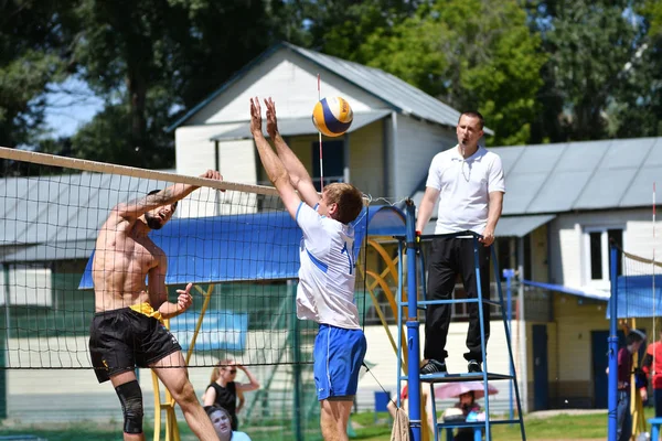 Orenburg, Rusya 9 -10 Haziran 2017 yıl: plaj voleybolu oynarken çocuklar — Stok fotoğraf