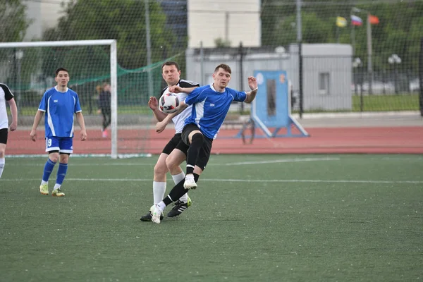 Orenburg, Rusia, 8 de junio de 2017 año: Los hombres juegan fútbol — Foto de Stock