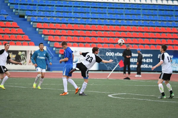 Orenburg, Rosja, 8 czerwca 2017 roku: Zagraj w piłkę nożną mężczyzn — Zdjęcie stockowe