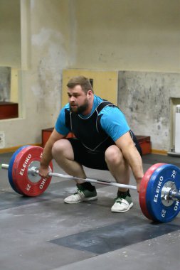 Orenburg, Rusya Federasyonu-15-17 Aralık Jahr 2017: Erkekler halter içinde rekabet.