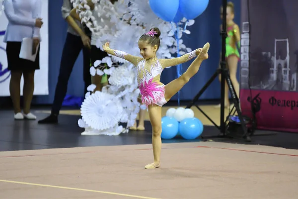 Orenburg, Russia - 25 novembre 2017 anno: le ragazze gareggiano nella ginnastica ritmica — Foto Stock