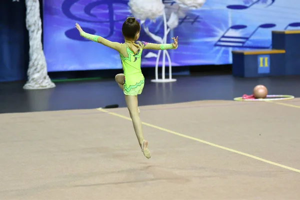 Orenburg, Rússia - 25 de novembro de 2017 ano: meninas competem na ginástica rítmica — Fotografia de Stock