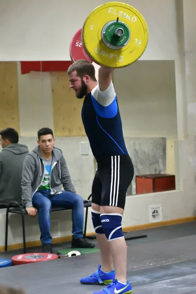 Orenburg, Rusland-15-17 Dezember Jahr 2017: Mannen concurreren in Gewichtheffen — Stockfoto