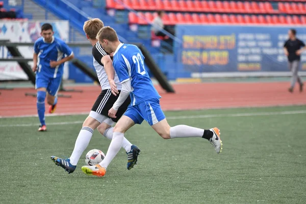 Orenburg, Rusia, 8 de junio de 2017 año: Los hombres juegan fútbol — Foto de Stock