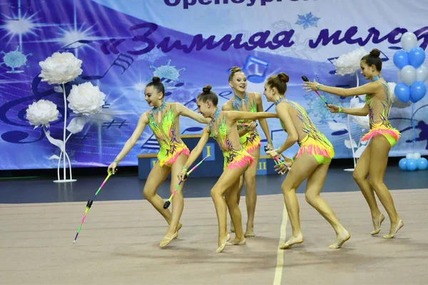 Orenburg, Russia - 25 novembre 2017 anno: le ragazze competono in ginnastica ritmica eseguire esercizi con club sportivi — Foto Stock