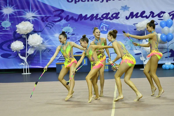 Orenburg, Rússia - 25 de novembro de 2017 ano: meninas competem em ginástica rítmica realizar exercícios com clubes esportivos — Fotografia de Stock