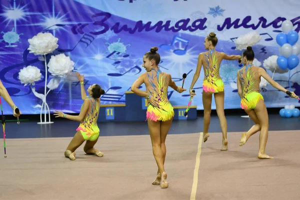 Όρεμπουργκ, Ρωσία - έτος 25 Νοεμβρίου 2017: κορίτσια ανταγωνίζονται στην ρυθμική γυμναστική εκτελούν ασκήσεις με αθλητικά σωματεία — Φωτογραφία Αρχείου
