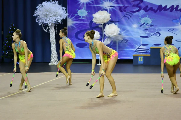 オレンブルク, ロシア連邦 - 2017 年 11 月 25 日年: 女の子で競う新体操はスポーツ クラブでの演習を行う — ストック写真