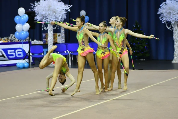 Orenburg, Rusia - 25 de noviembre de 2017 año: las niñas compiten en gimnasia rítmica realizan ejercicios con clubes deportivos —  Fotos de Stock