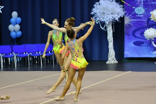 Orenburg, Federacja Rosyjska - 25 listopada 2017 roku: dziewczyny konkurować w gimnastyce wykonywać ćwiczenia z klubów sportowych — Zdjęcie stockowe