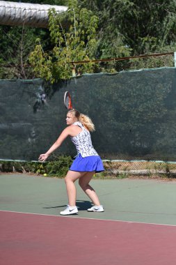 Orenburg, Rusya Federasyonu - 15 Ağustos 2017 yıl: Tenis oynayan kız