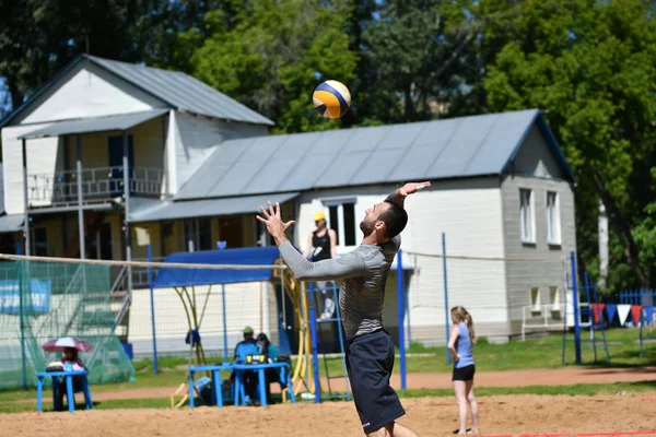 Orenburg, Rusya, 9-10 Haziran 2017 yıl: plaj voleybolu oynarken çocuklar — Stok fotoğraf