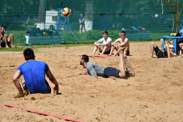 Orenburg, Ryssland, 9-10 juni 2017 år: pojkar spelar beachvolleyboll — Stockfoto