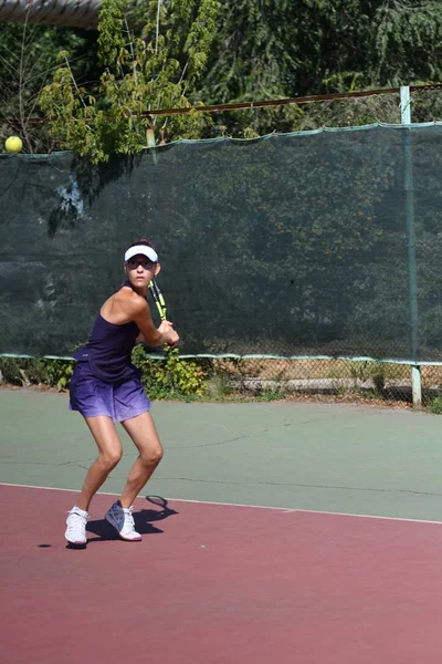 Orenburg, Rusia - 15 de agosto de 2017 año: niña jugando al tenis —  Fotos de Stock