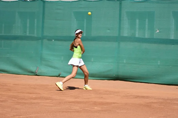 奥伦堡，俄罗斯-2017 年 8 月 15 日年： 女孩打网球 — 图库照片