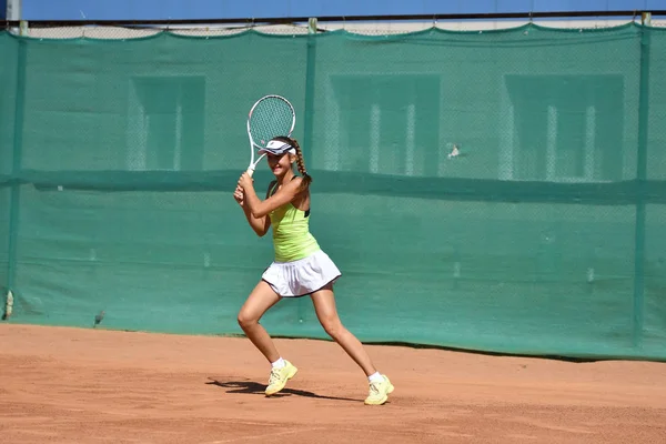 Orenburg, Rusia - 15 de agosto de 2017 año: niña jugando al tenis —  Fotos de Stock