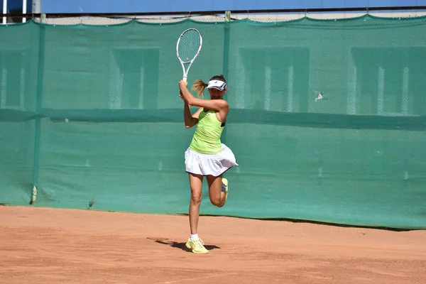 Orenburg, Federacja Rosyjska - 15 sierpnia 2017 roku: Dziewczyna, grając w tenisa — Zdjęcie stockowe