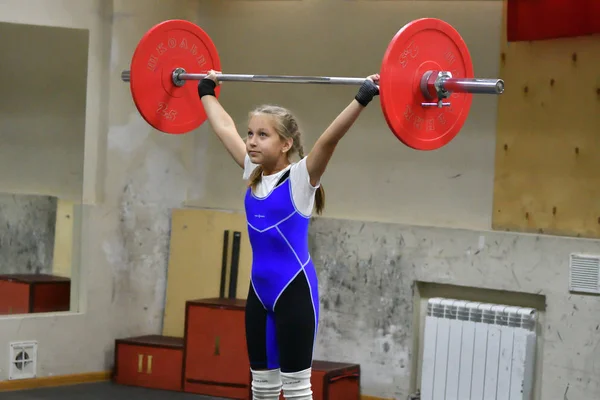Orenburg, Rússia, 16 de dezembro de 2017 anos: as meninas competem no levantamento de peso — Fotografia de Stock