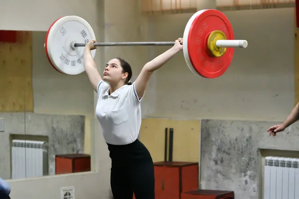 Orenburg, Russia, December 16, 2017 years: the girls compete in weightlifting — Stock Photo, Image