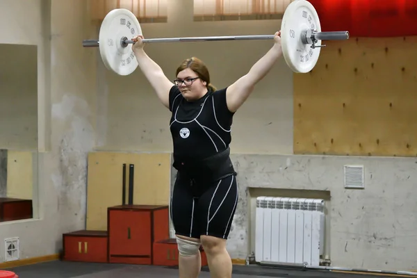 Orenburg, Russia, December 16, 2017 years: the girls compete in weightlifting — Stock Photo, Image